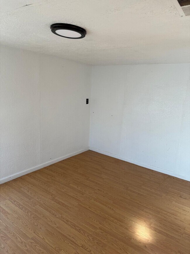 Foto del edificio - 560 Meadowlake Rd