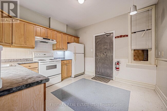 Building Photo - 986 Bathurst St