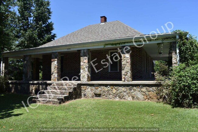 Building Photo - 1/1 home with detached garage