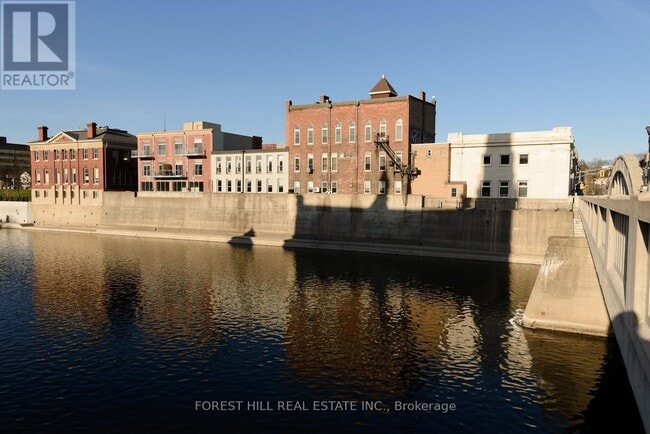 Photo du bâtiment - 12 Water St N