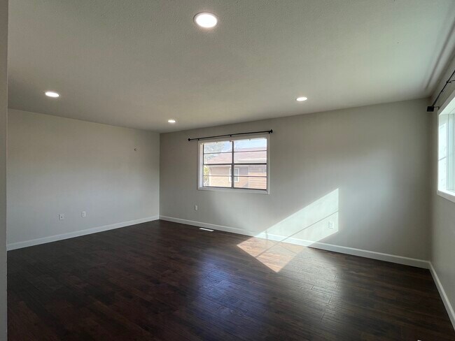 Sala de estar - 1618 E 3rd Ave