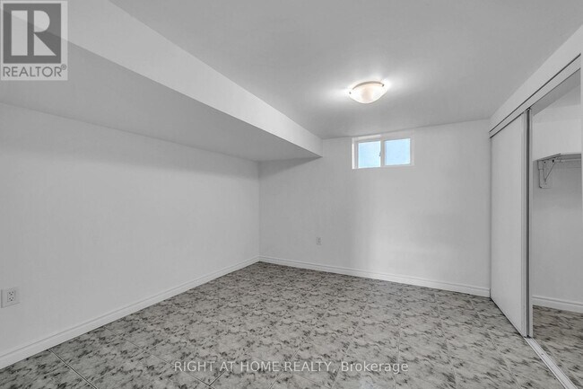 Building Photo - 303 Blue Grass Blvd