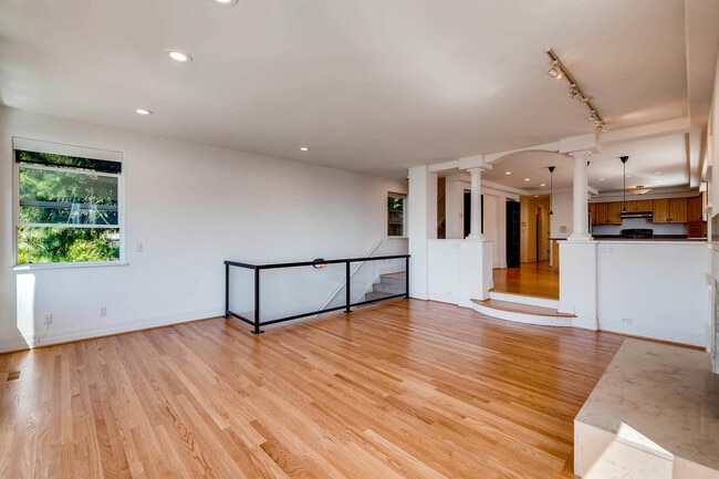 Building Photo - Queen Anne Home