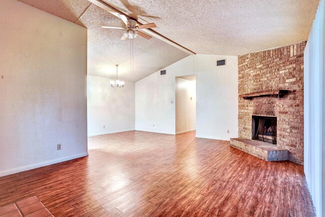 Foto del edificio - 106 Hughson Ct