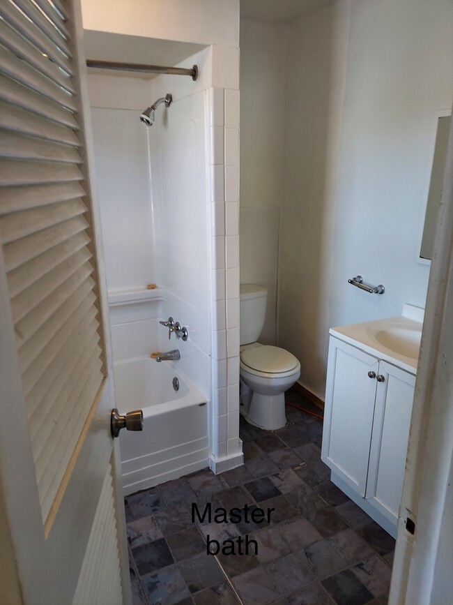 Master bathroom - 86 6th Ave