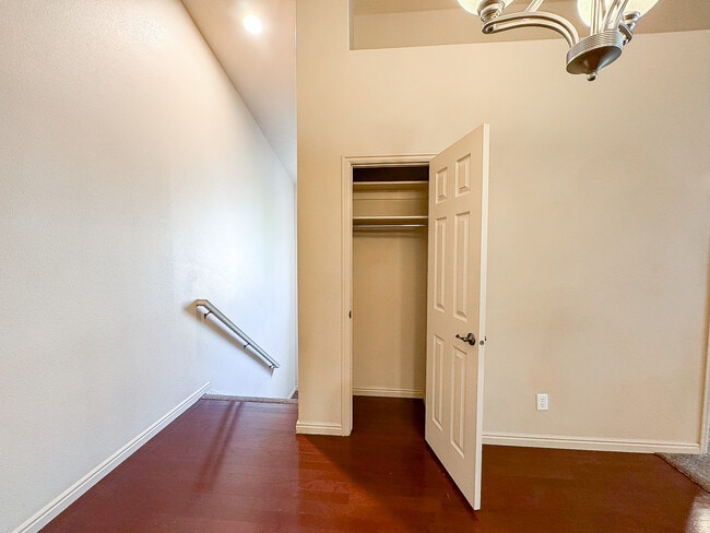 Building Photo - 1015 Canyon Meadow Dr