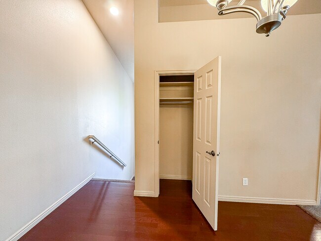Foto del edificio - 1015 Canyon Meadow Dr