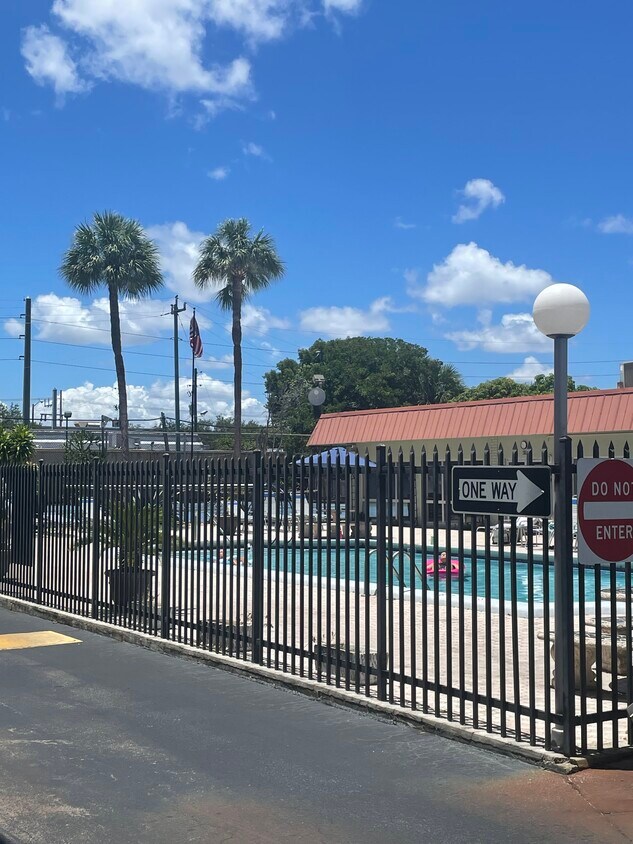 Building Photo - 805 E Oakland Park Blvd