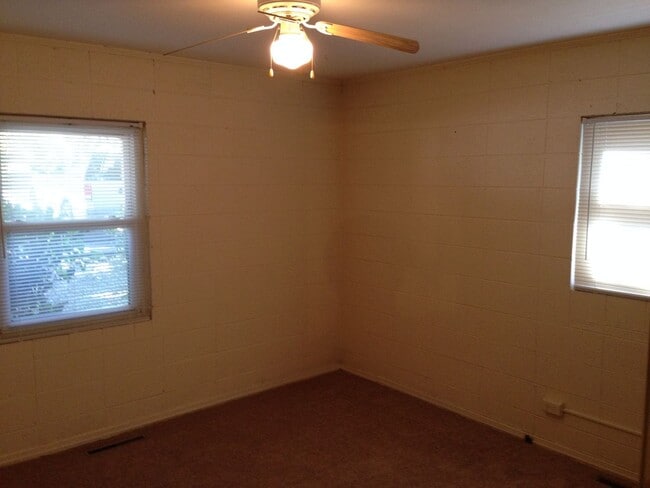 Building Photo - 2 Bedroom 1 bath Duplex