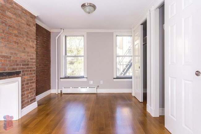 Building Photo - 118 E 7th St