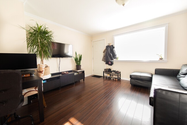 Photo du bâtiment - 168 59th Av W