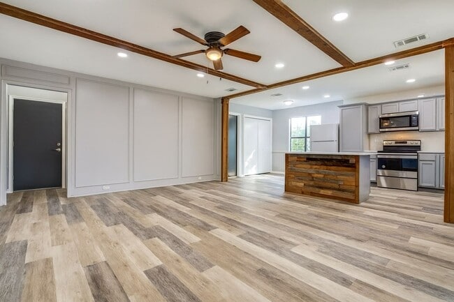 Foto del edificio - Shaded Wylie Charmer with Fireplace & Covered Patio Comfortable 3-Bed Living