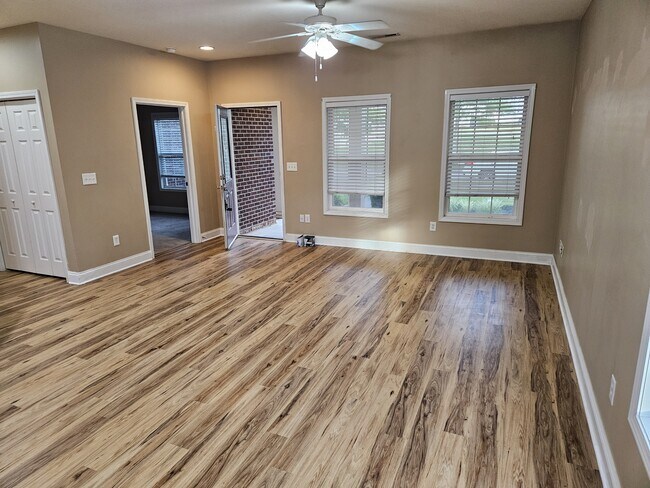 Foto del edificio - 121 Hatleyberry St
