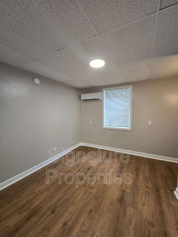 Foto del edificio - 773 Long Point Rd