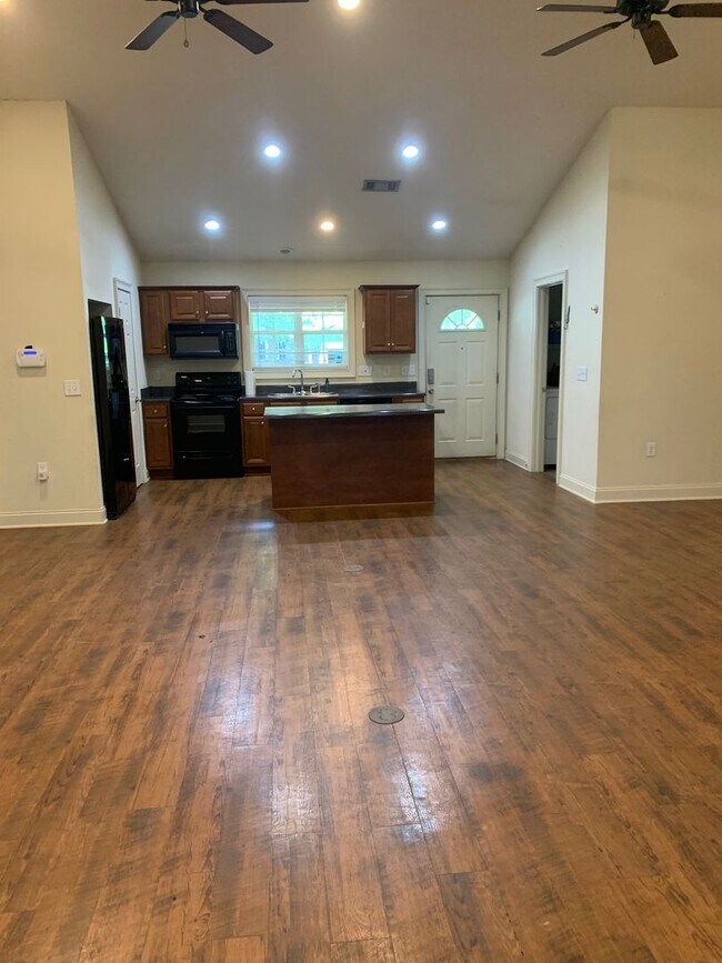 Foto del edificio - Eagles Landing 4 Bedroom Available for Fall 2026!!