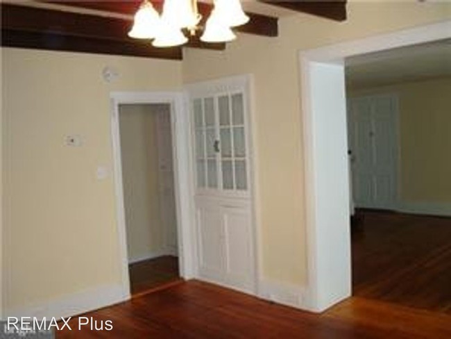 Building Photo - 526 S Eagle Rd