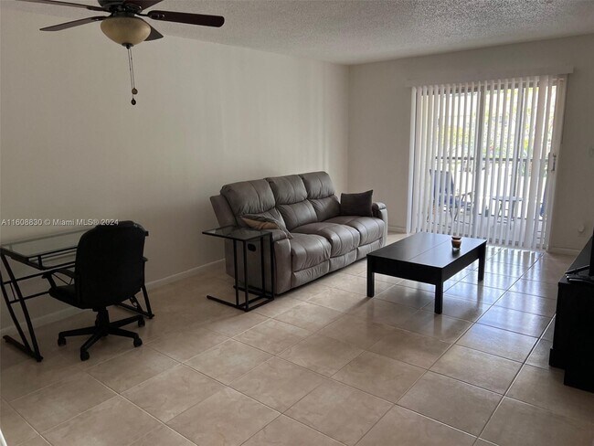 Foto del edificio - 255 S Cypress Rd