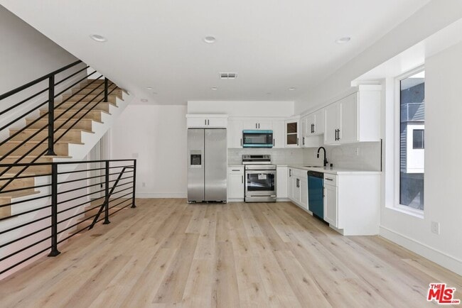 Building Photo - 2111 Holly Dr