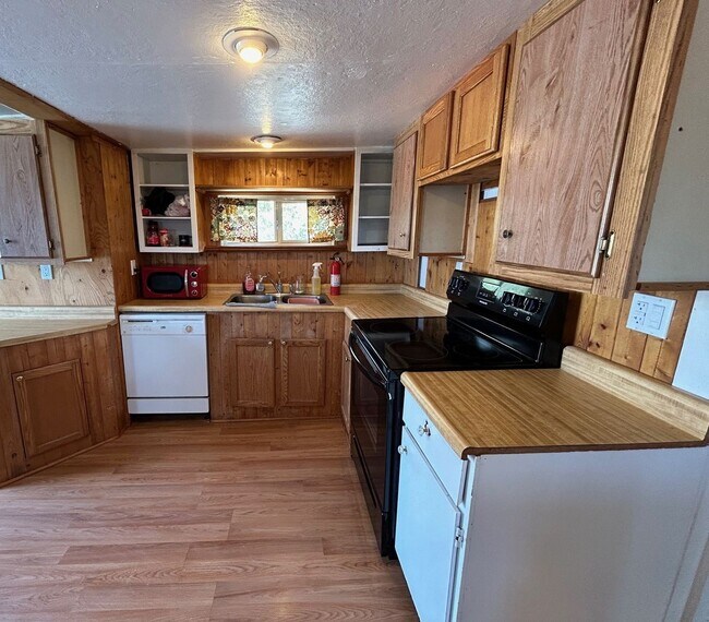 Building Photo - Renovated Warm Beach Cabin