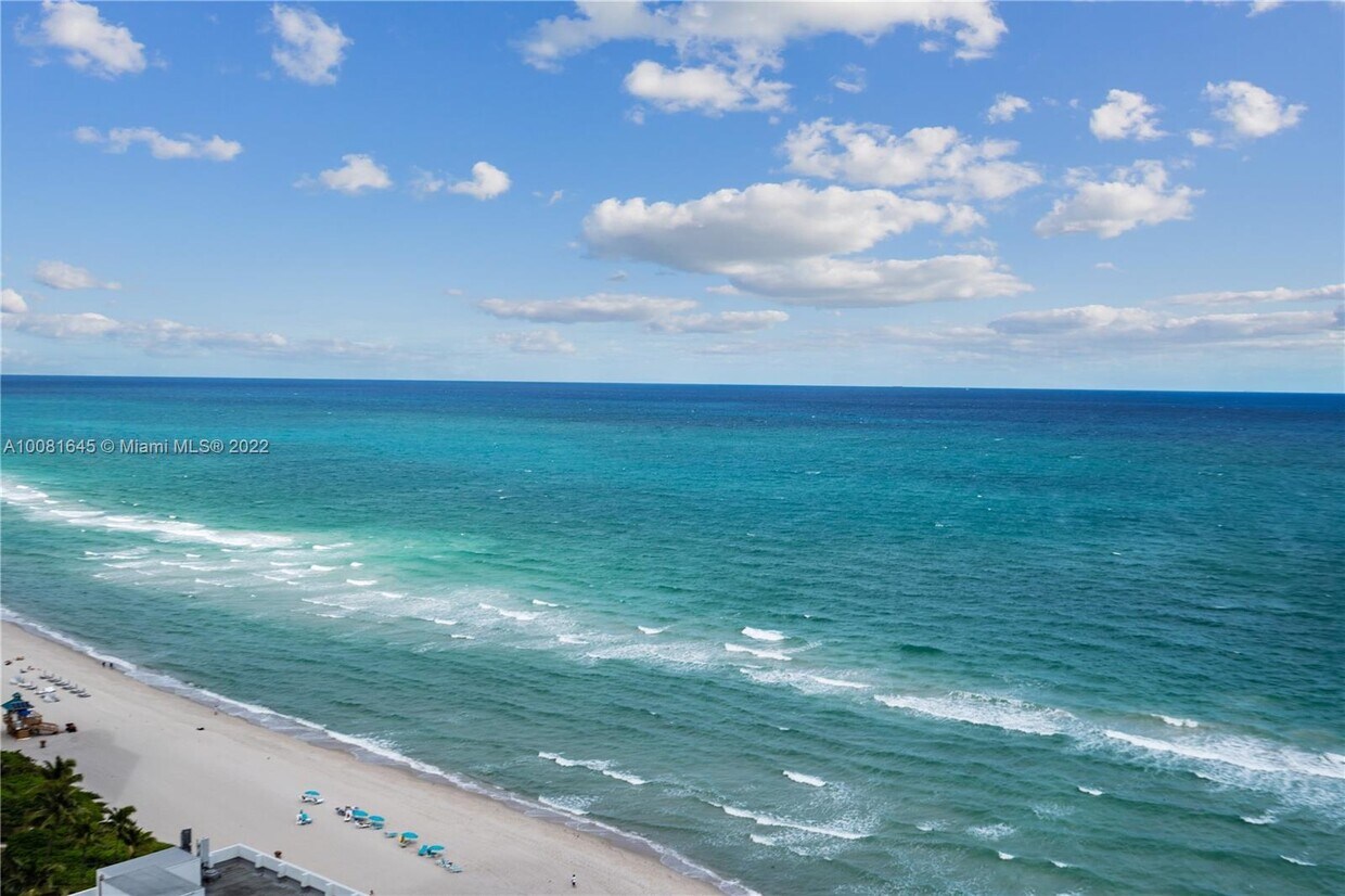 Foto principal - 16699 Collins Ave