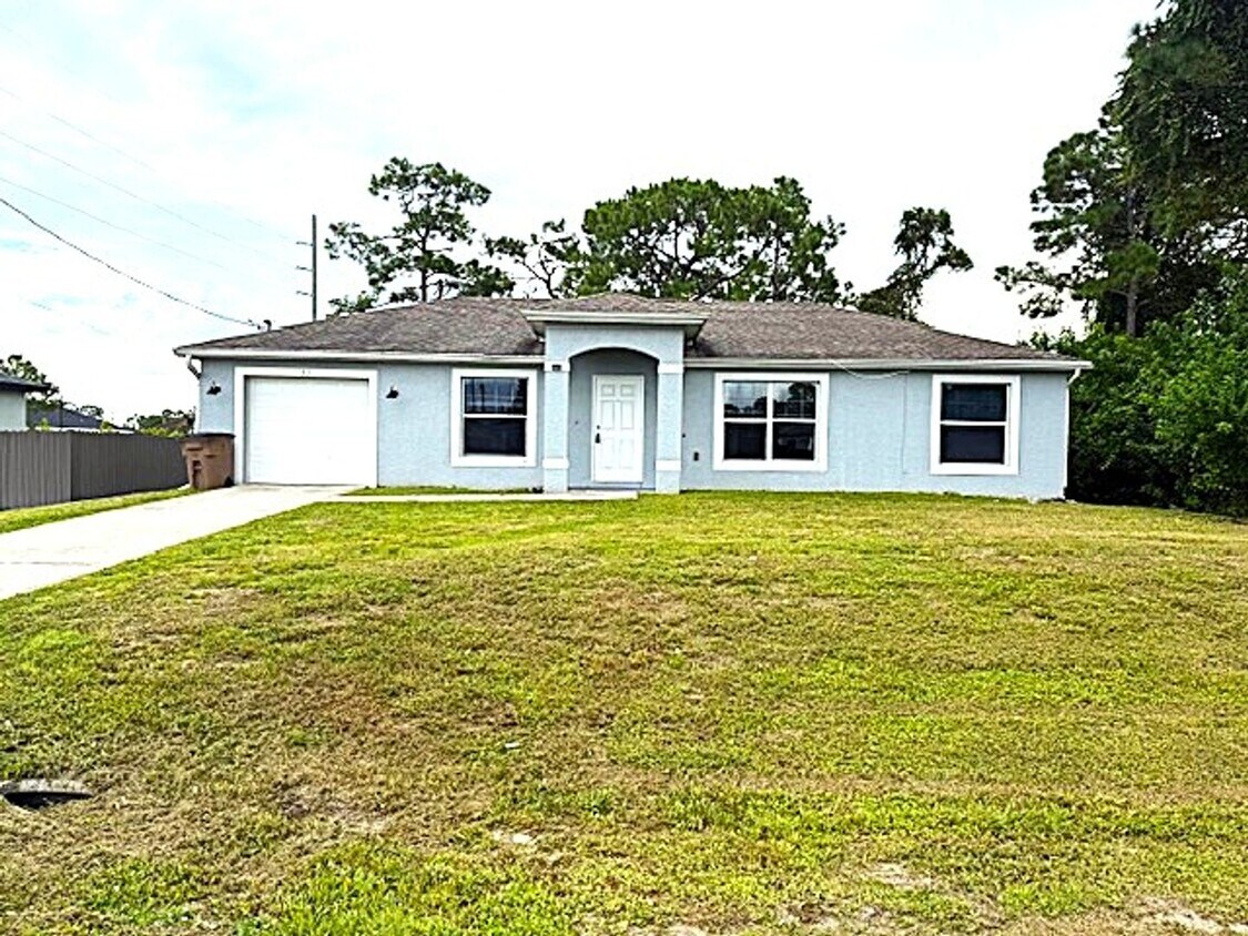 Primary Photo - Spacious 3 Bed / 2 Bath Home with Large Ba...