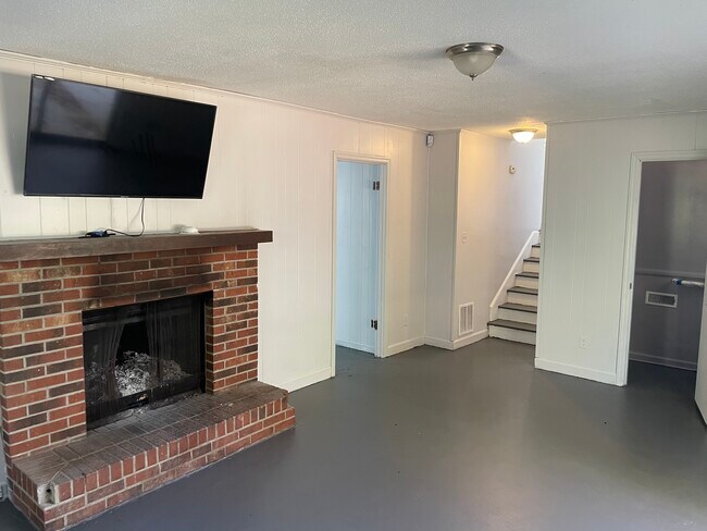 Building Photo - 109 Wildmere Way
