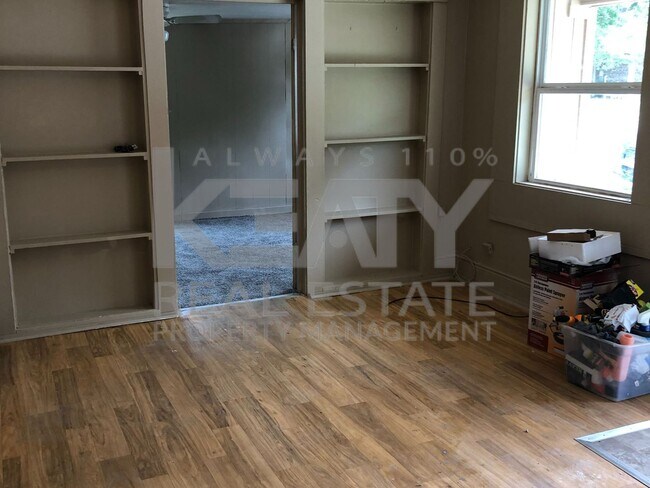 Building Photo - 3 Bedroom, 1 Bathroom House is Available Now!