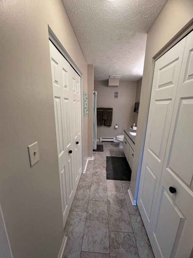Building Photo - 3 BEDROOM CONDO WITH A 1 CAR GARAGE AND IN...