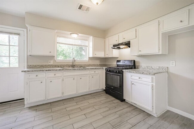 Foto del edificio - 1306 Glencrest Dr