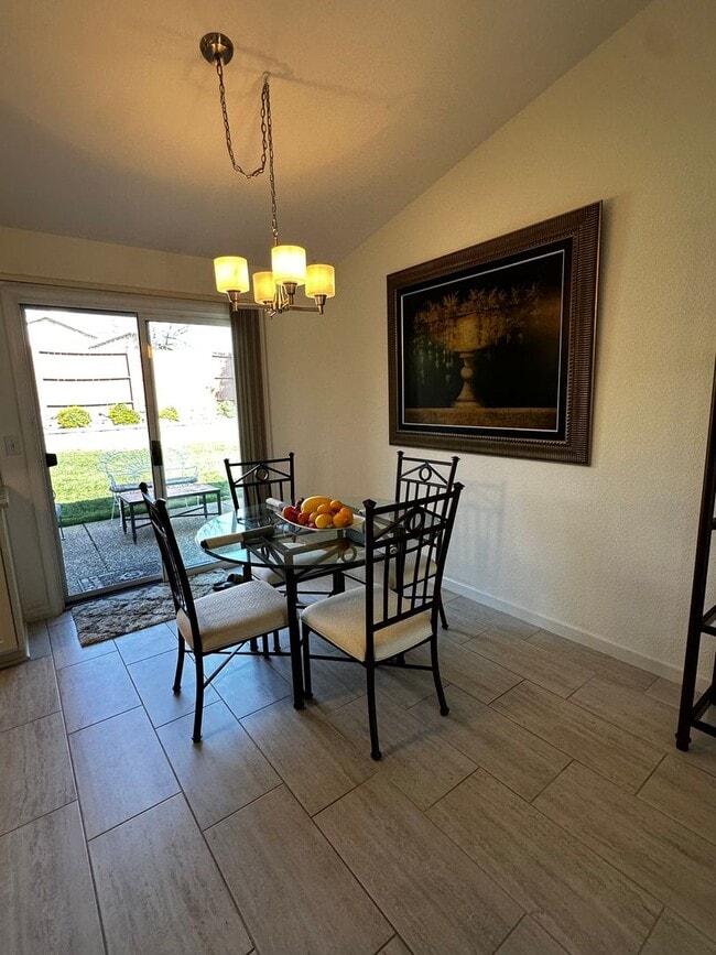 Building Photo - 2 Bedroom Ready For You!