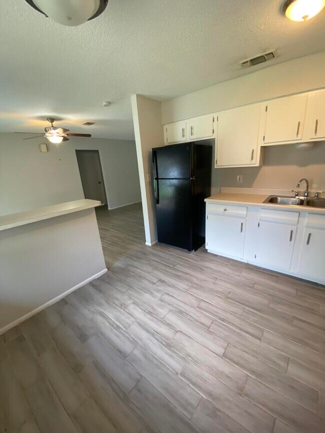 Building Photo - 439 Bridgit Dr