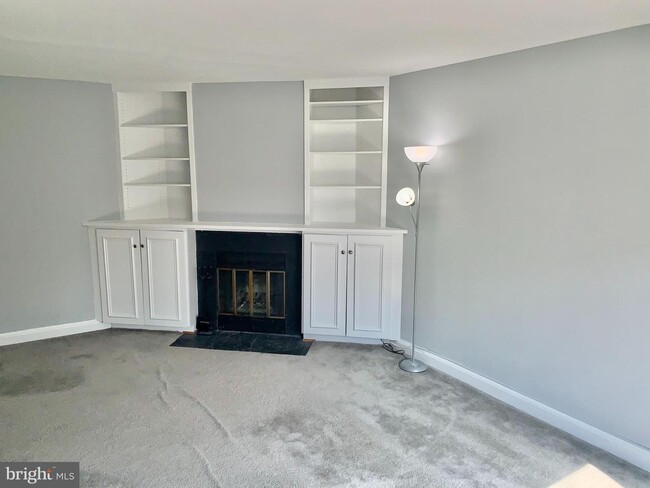 Building Photo - 3821 Davis Pl NW