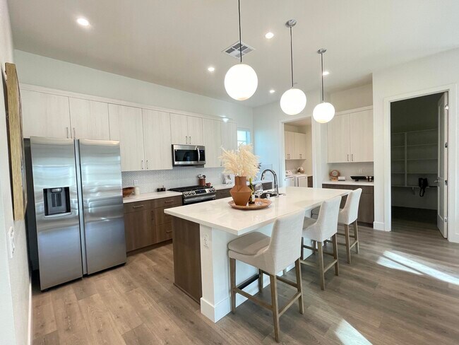 Building Photo - 47355 Iris Wy