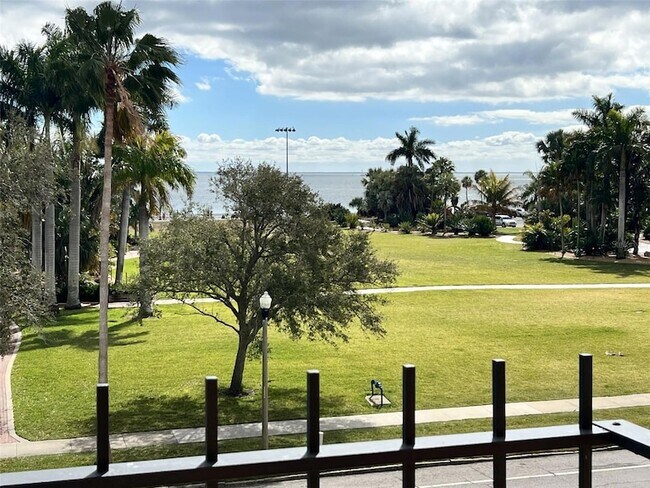 Foto del edificio - 1120 N Shore Dr NE