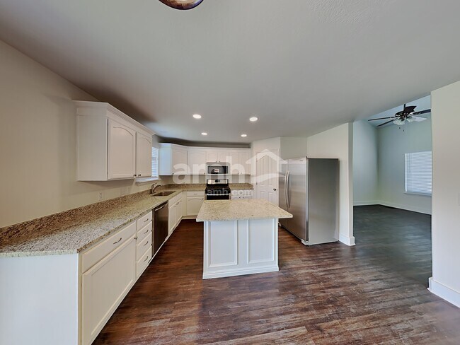 Building Photo - 2075 Ficus Way