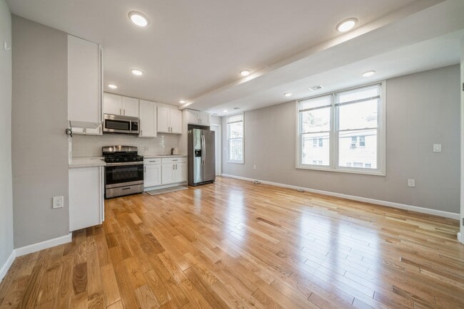 Building Photo - 370 5th St