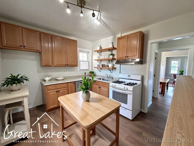 Building Photo - 892-894 Gladstone