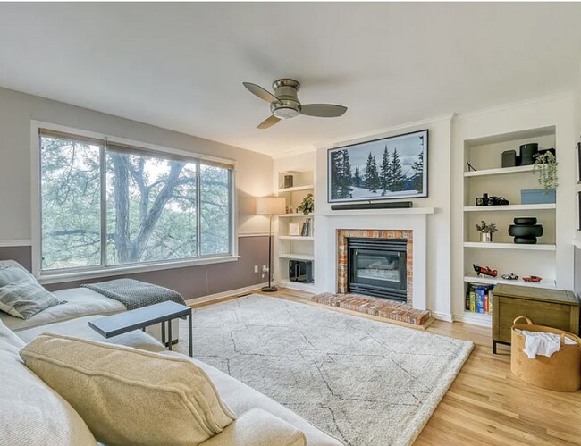 Foto del edificio - Spacious 5 bedroom 4 Bathroom Home Available August 7th!