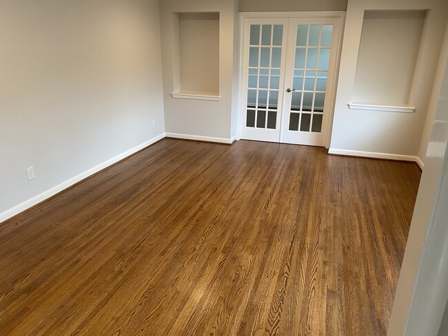 Building Photo - 1824 Montclaire Dr