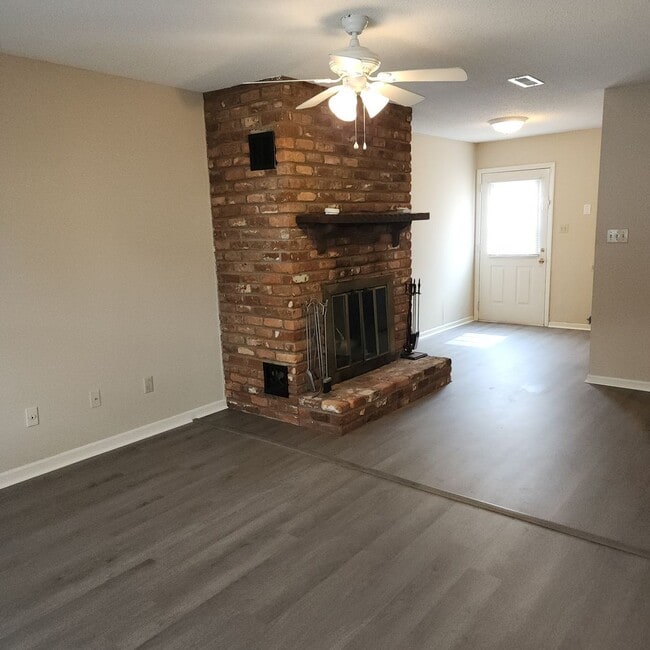 Building Photo - Updated Townhouse Apartment FOR RENT In Be...