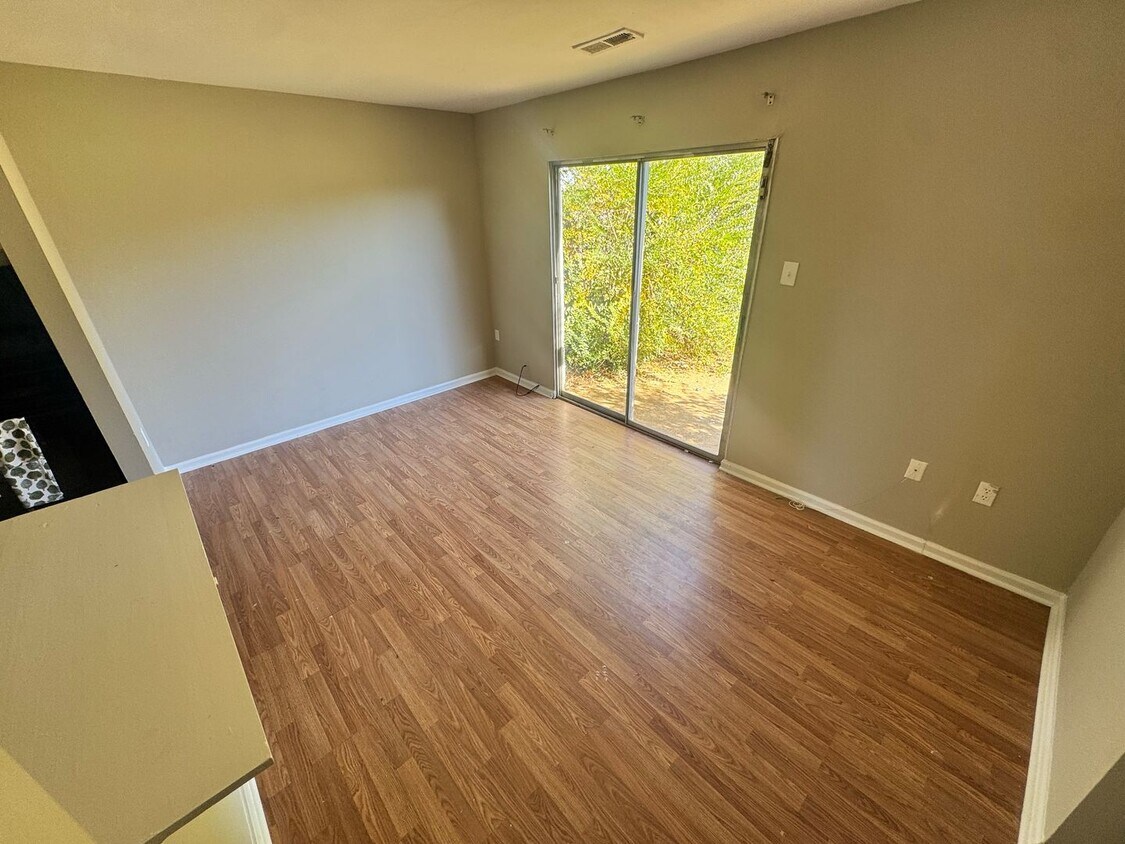 Primary Photo - Updated townhouse convenient to Laburnum/Mechanicsville Tnpk