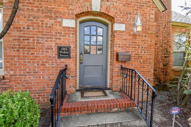 Building Photo - 1313 Peden St