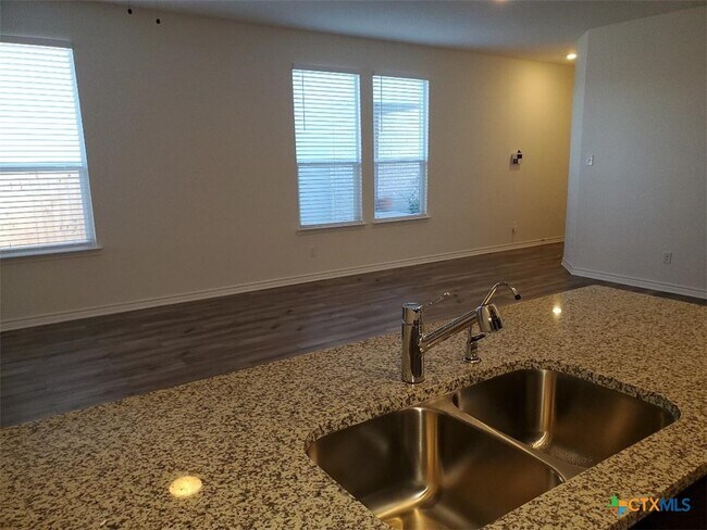 Foto del edificio - 559 Dakota Crk