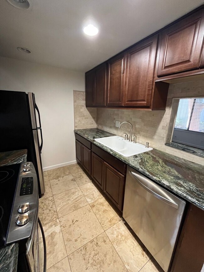 Foto del edificio - 2 Story condo in North Davis