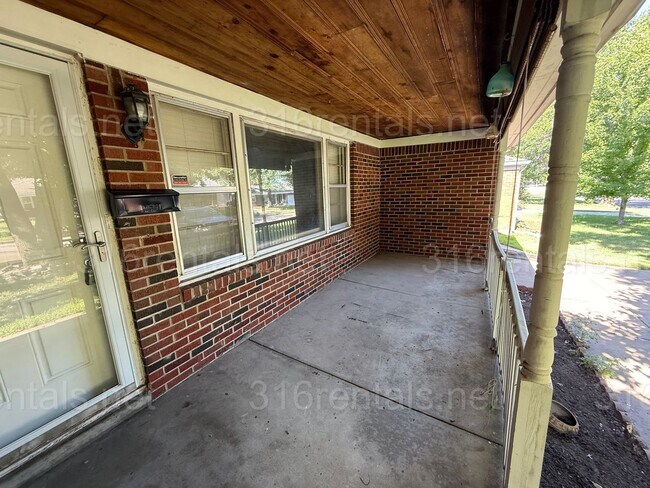 Building Photo - 5825 E Oakwood Dr