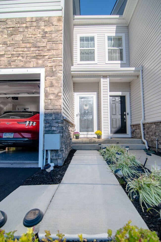 Foto del edificio - Luxury 3B/3.5B Townhome with Finished Base...
