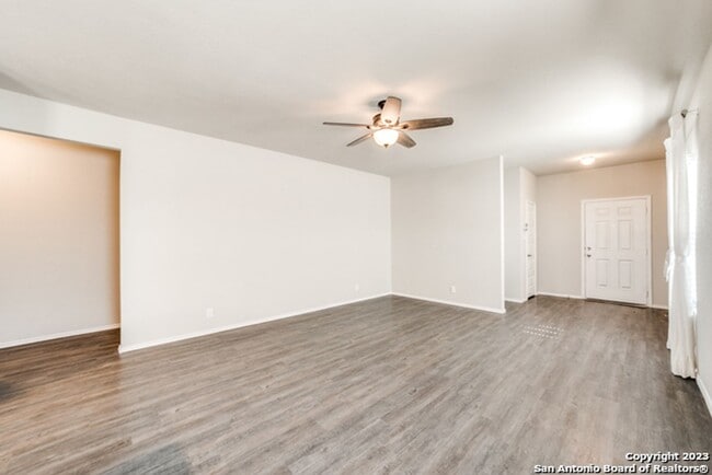 Building Photo - 4 Bedroom/2.5 Bath Applewhite Subdivision