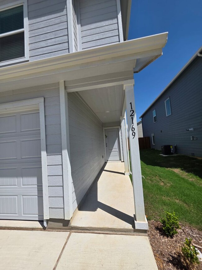 Building Photo - NEWLY BUILT 3 bedroom 2.5 Bath *1.5 MONTHS...