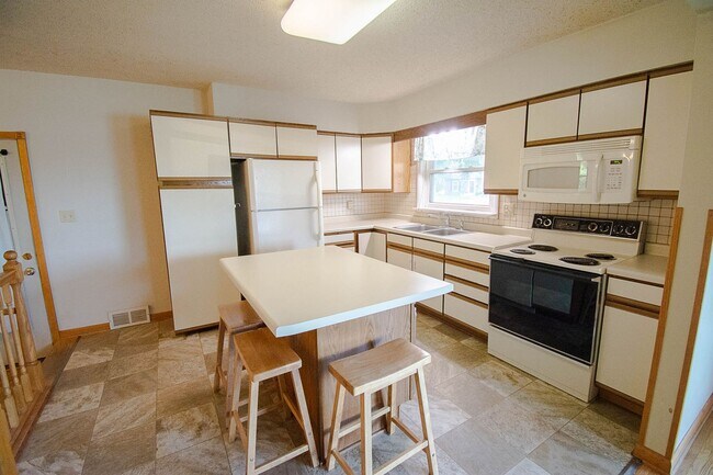 Foto del edificio - 2324 Elton Hills Dr NW