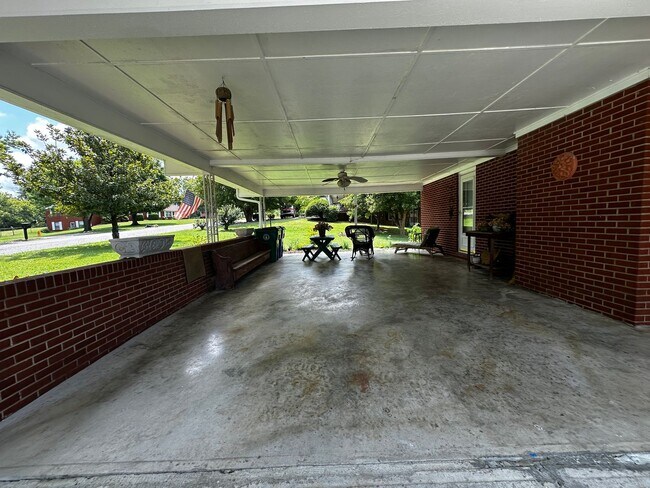 Foto del edificio - Partially furnished 3 bed/ 1.5 bath - Morr...